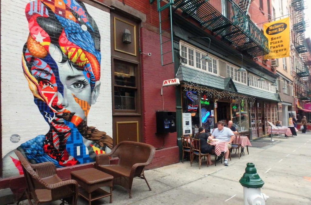 Grafite colorido na fachada de restaurante em Little Italy, bairro de Nova York