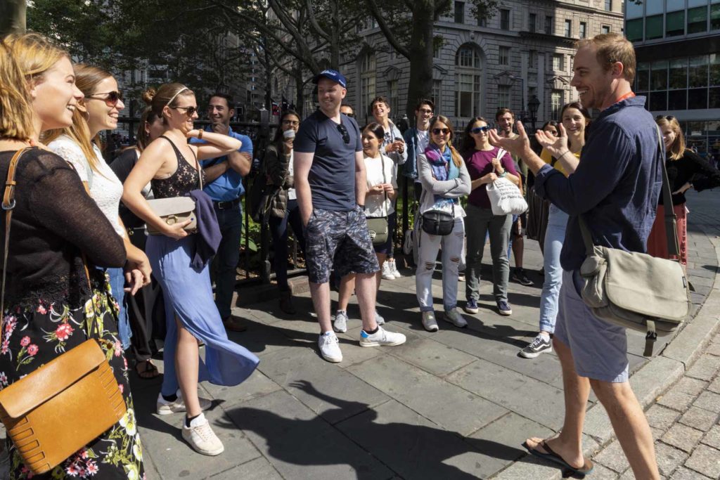 Guia fala com grupo de turistas que participam de tour pelas ruas do sul de Manhattan