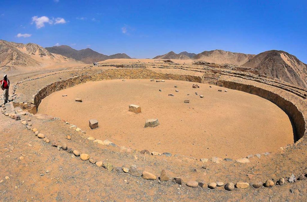 Homem admira terraço circular no sítio arqueológico de Caral