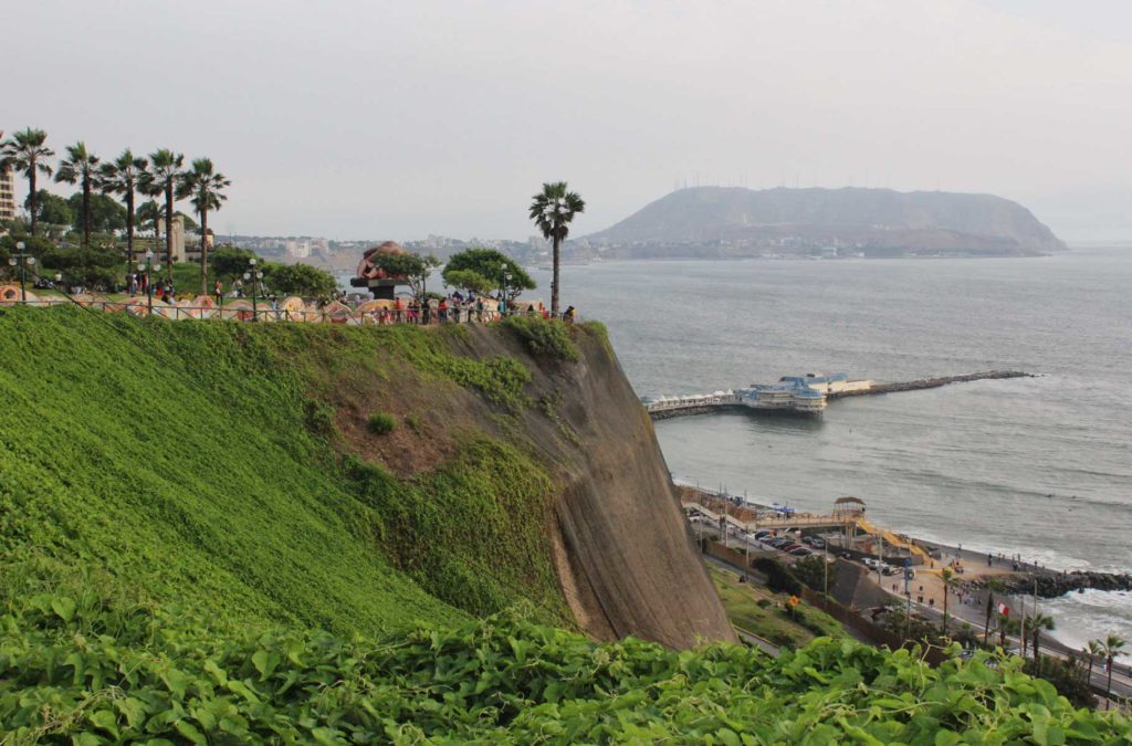 Vista dos penhascos sobre o mar desde o Malecón de la Reserva, em Miraflores