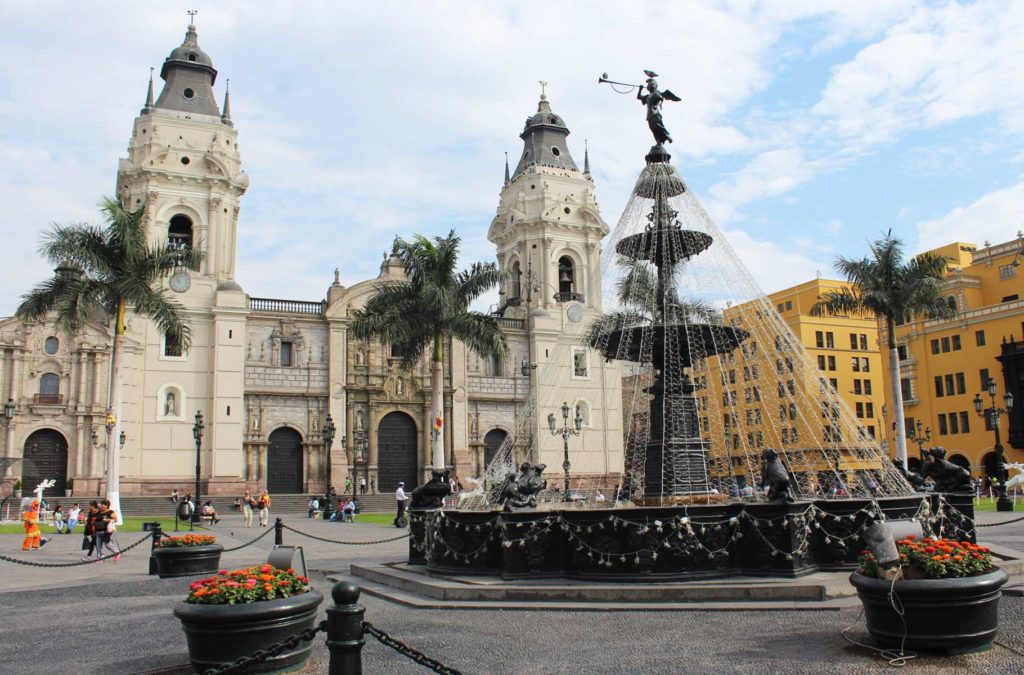 Fonte de ferro da Plaza Mayor com a Catedral de Lima ao fundo