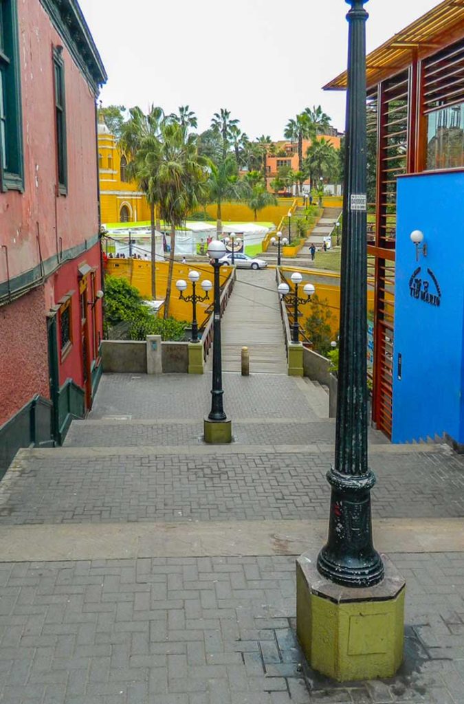 Passagem de pedestres leva até a Ponto dos Suspiros, em Barranco