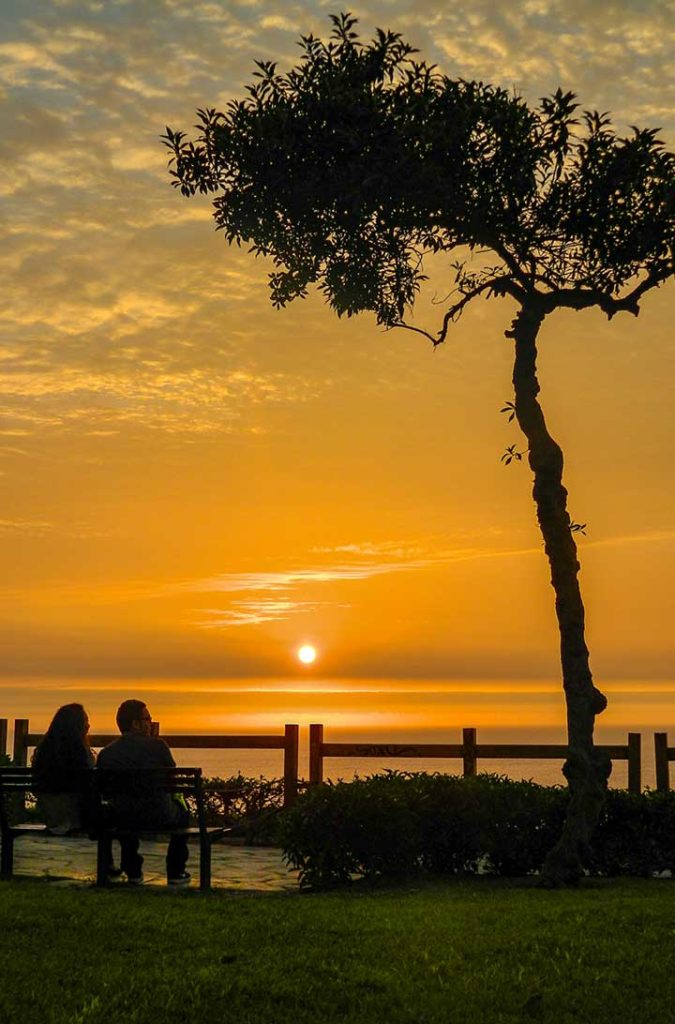 Casal assiste ao pôr do sol no Malecón de la Reserva, em Miraflores