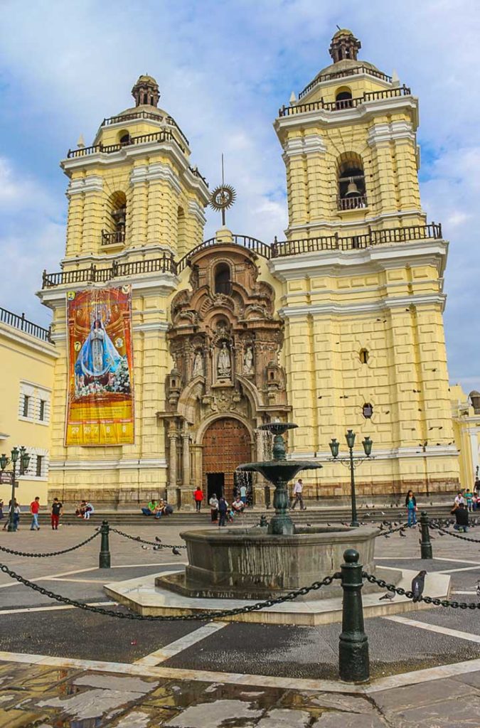 Fonte e igreja do Convento de Santo Domingo, em Lima