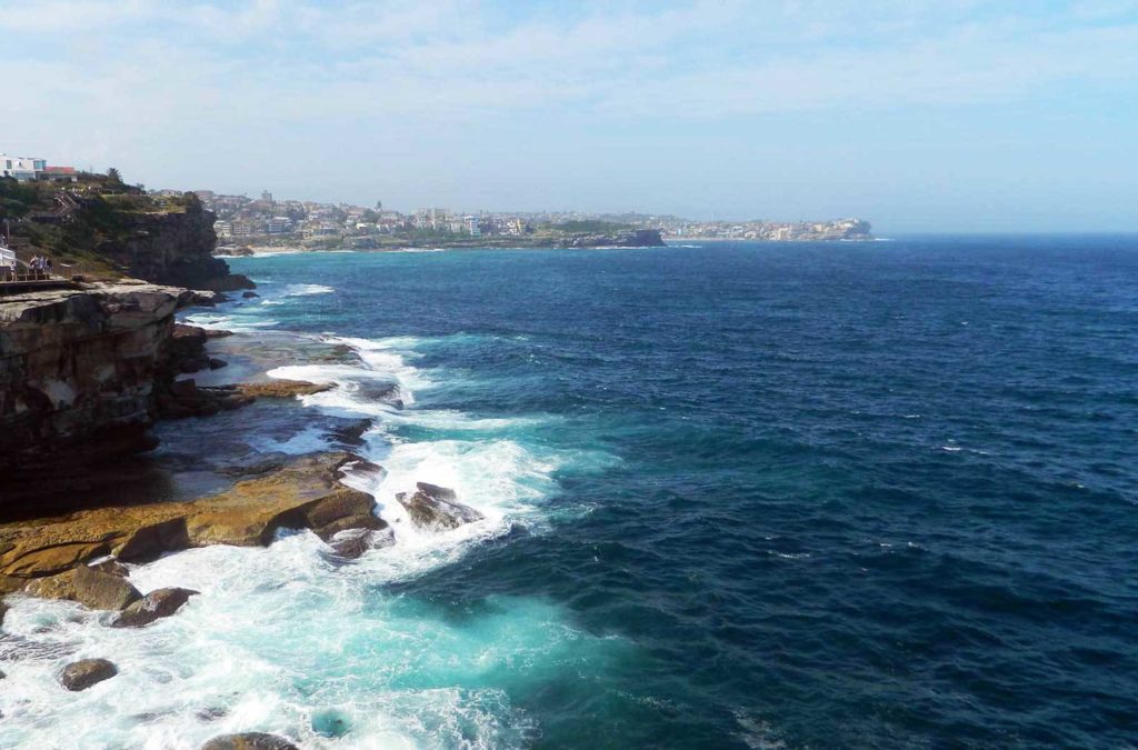 Vista dos penhascos sobre o mar durante a Bondi to Coogee Walk, em Sydney