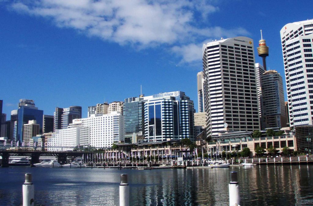 Complexos de lojas e restaurantes na área revitalizada ao redor da baía de Darling Harbour, em Sydney