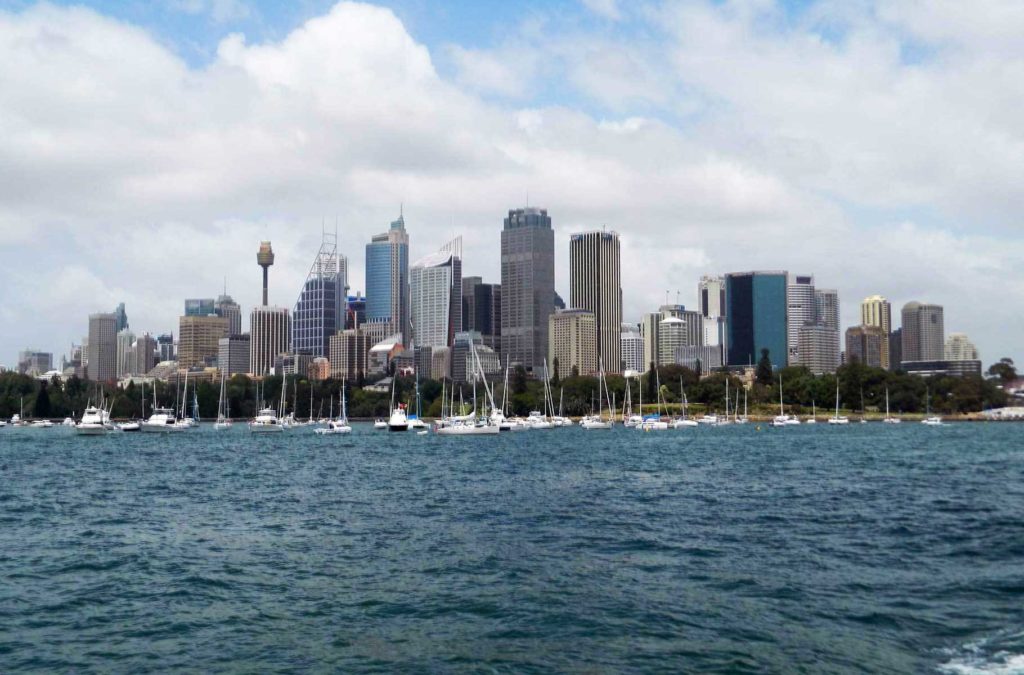 Skyline de Sydney vista desde o ferry que leva ao Taronga Zoo