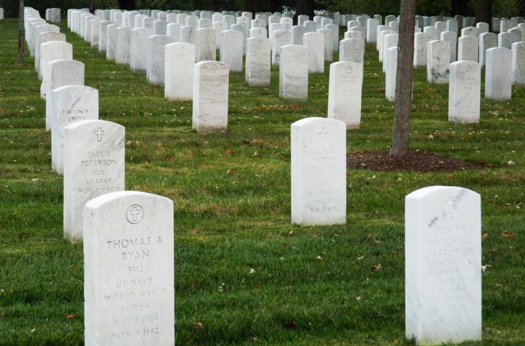 Lápides no cemitério militar de Arlington, em Washington