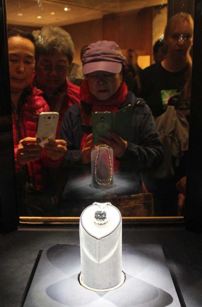 Visitantes fotografam o diamante Hope no Museu de História Natural