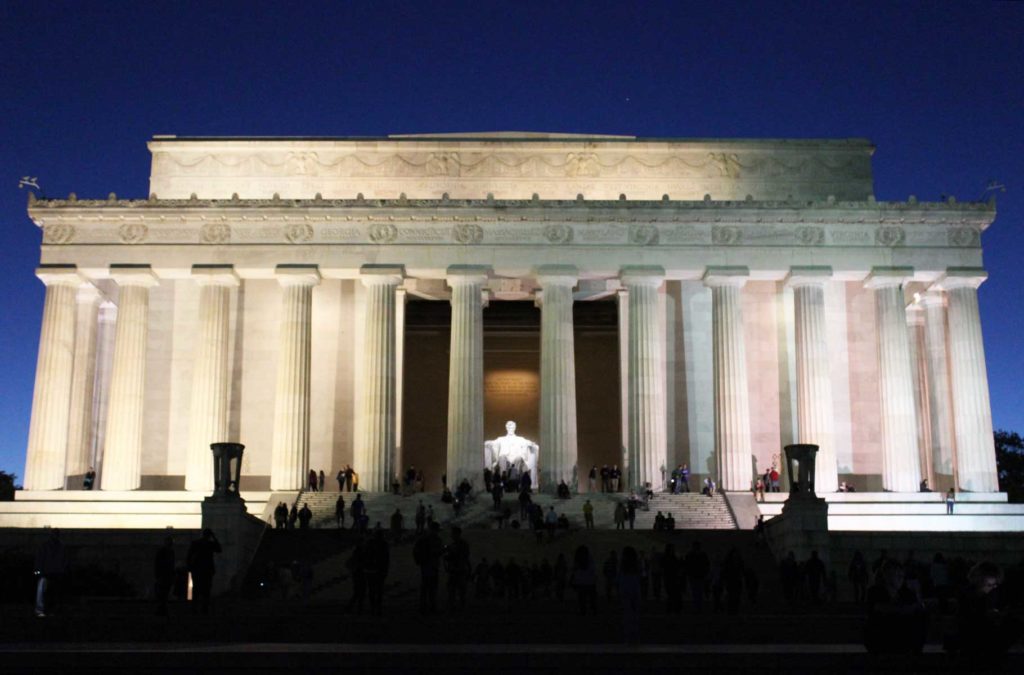 Lincoln Memorial, em Washington, fica iluminado à noite