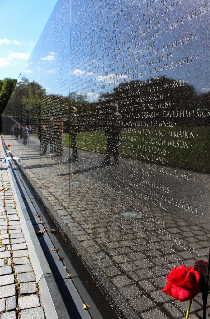 Mural em Washington lembra os nomes dos mortos e desaparecidos na Guerra do Vietnã