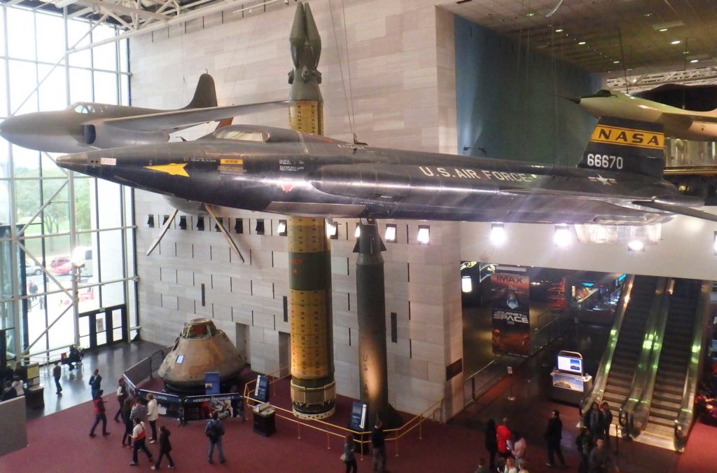Aviões e foguetes em exibição no hall do Museu do Ar e Espaço