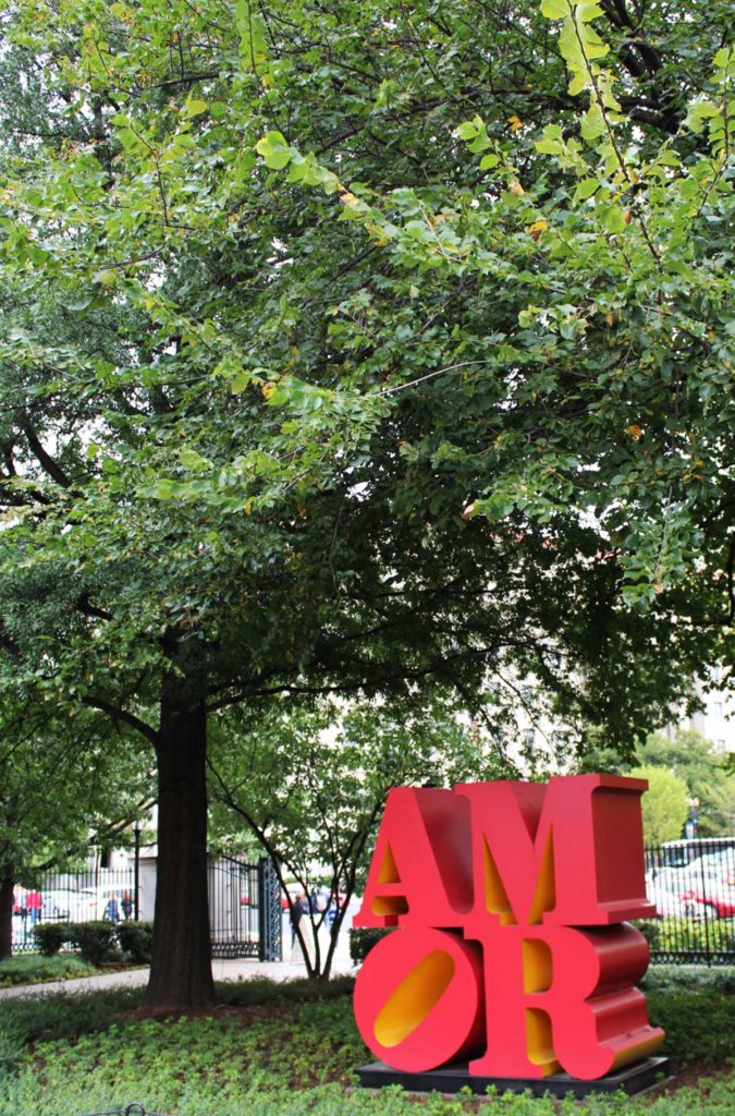 Obra de arte AMOR em exibição no Sculpture Garden, em Washington