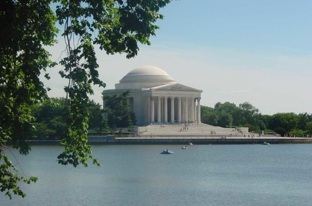 Lago Tidal Basin com o Jefferson Memorial ao fundo