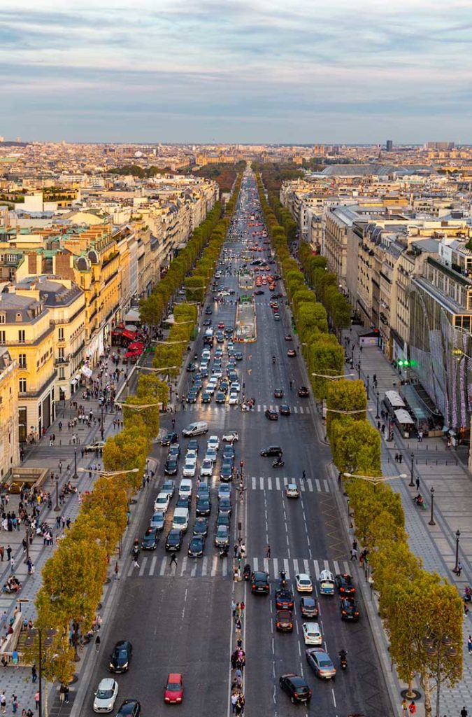 Avenida dos Champs-Élysées vista do alto do Arco do Triunfo, em Paris
