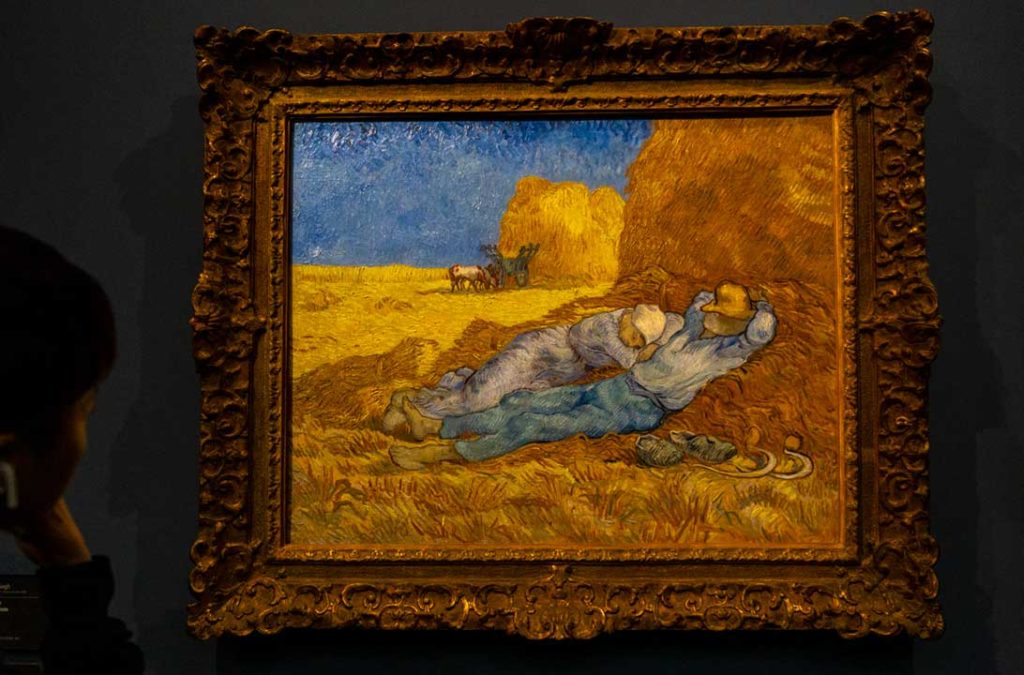 Mulher admira o quadro A Sesta, de van Gogh, no Museu d'Orsay