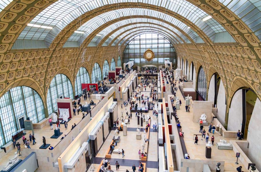 Visitantes percorrem o átrio cheio de esculturas do Museu D'Orsay, em Paris