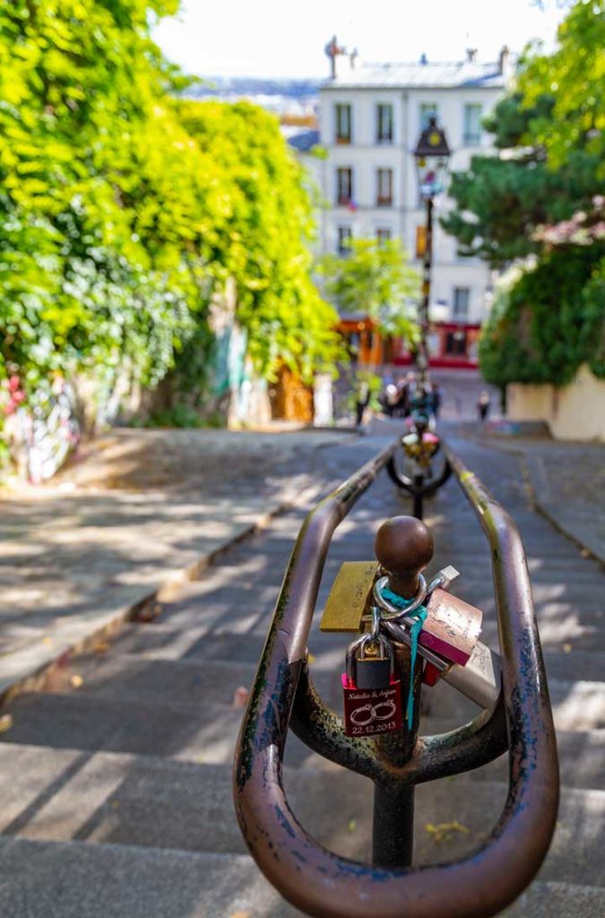 Cadeados do amor presos em corrimão de escadaria do bairro de Montmartre