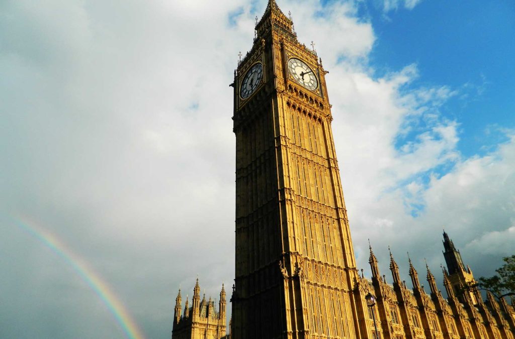 Arco-íris se forma no céu ao lado do Big Ben, em Londres