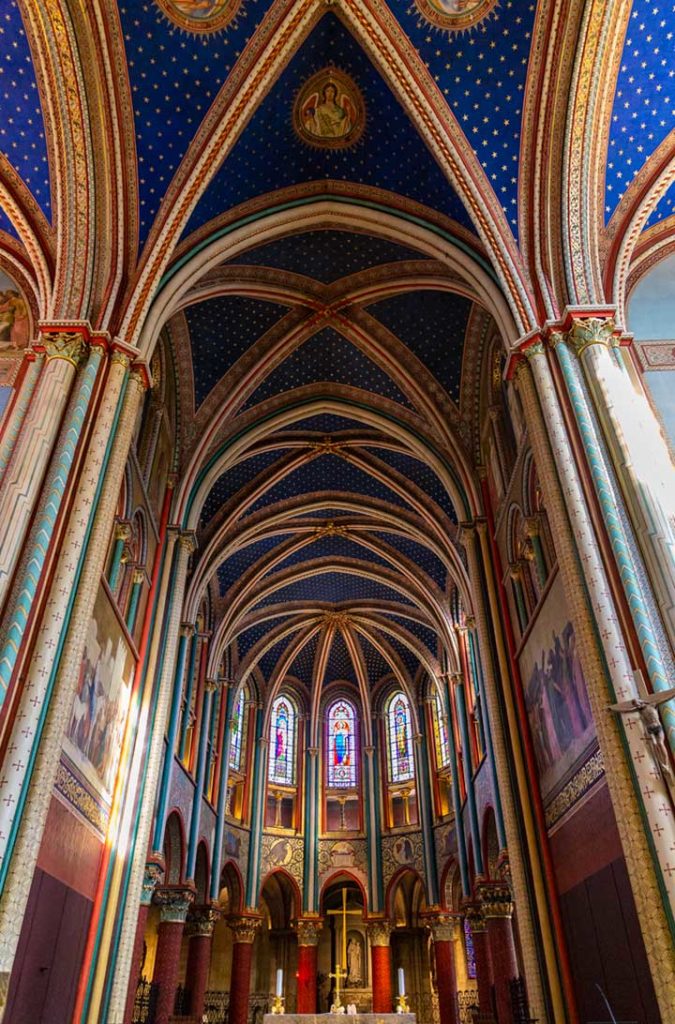 Interior da Igreja de Saint-Germain-des-Prés, em Paris