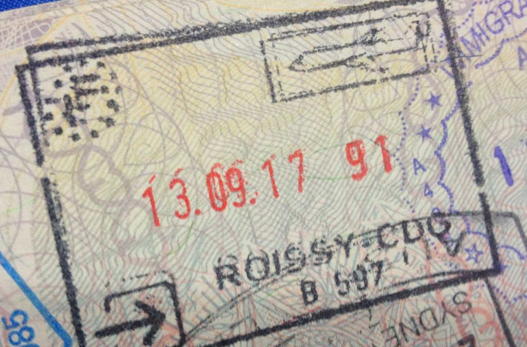 Página de passaporte exibe visto de entrada na França