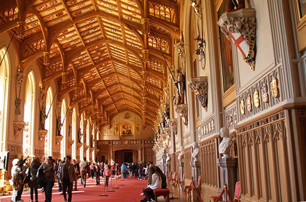Visitantes circulam pelo Hall St George, no interior do Castelo de Windsor