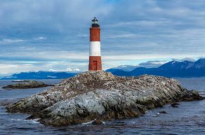 Farol Les Eclaireurs é visto durante passeio de barco pelo Canal de Beagle