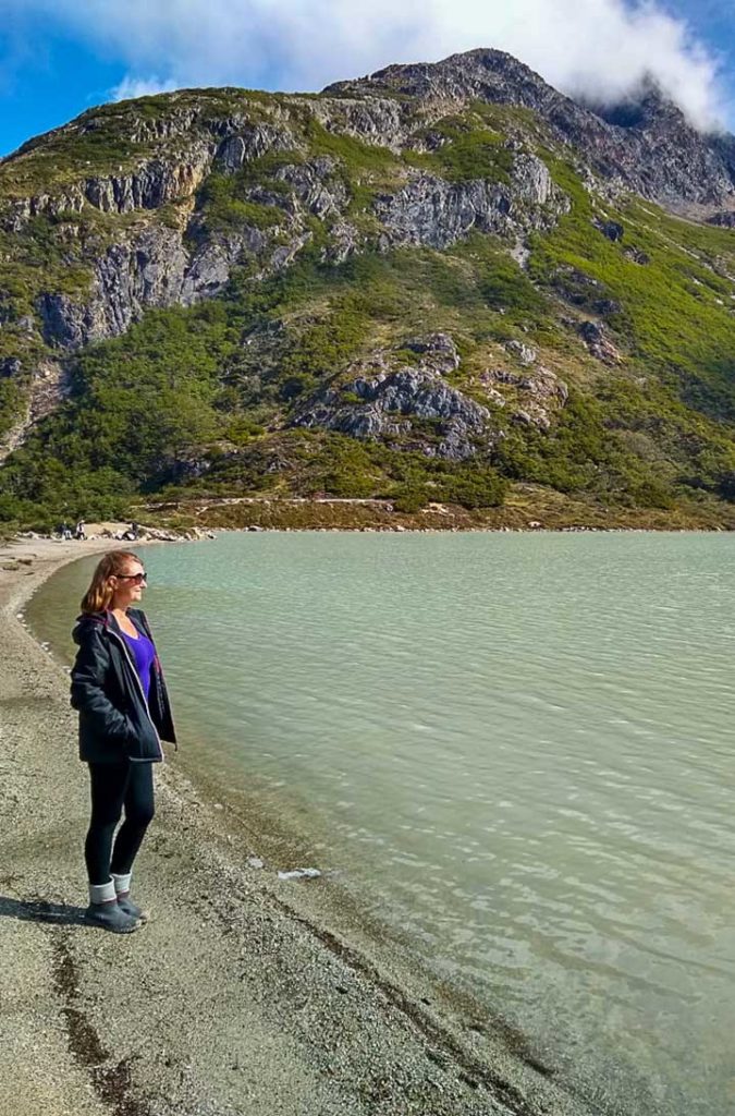 Turista admira a Laguna Esmeralda, em Ushuaia