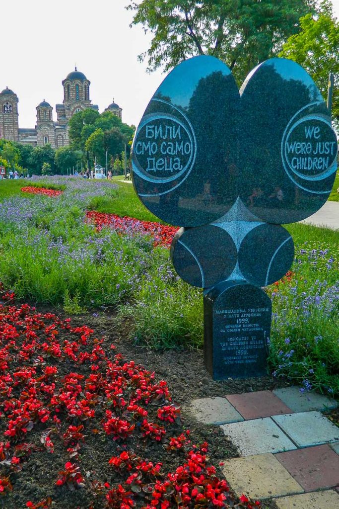 Monumento às crianças vítimas dos bombardeios da Otan, no Parque Tašmajdan