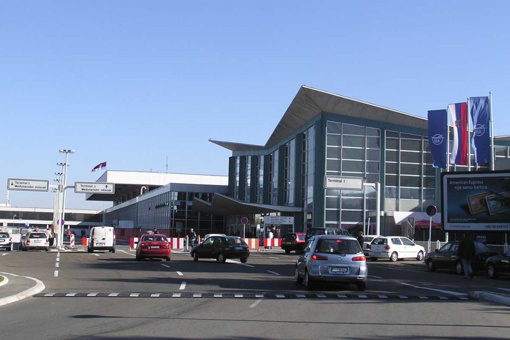 Carros chegam ao aeroporto internacional Nikola Tesla, em Belgrado
