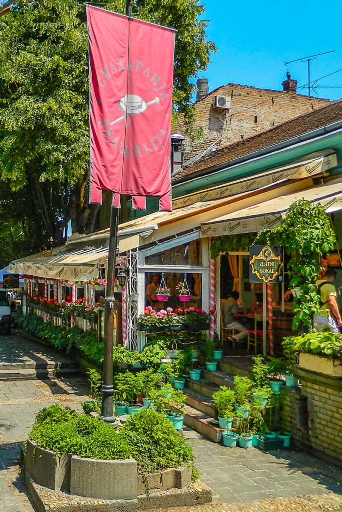 Restaurante na Skadarlija, a rua boêmia de Belgrado