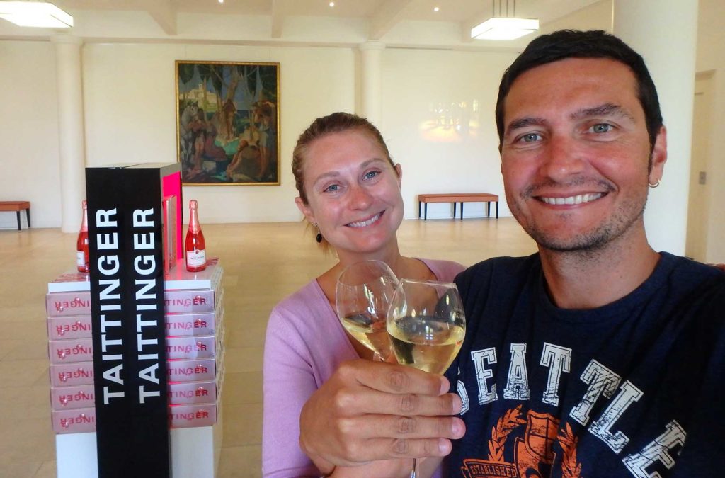 Casal faz brinde durante visita à cava de champanhe da Taittinger, em Reims