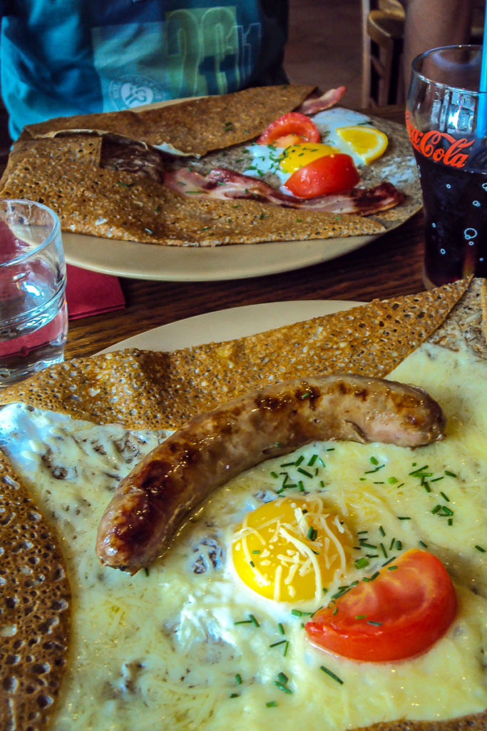 Crepes são servidos em mesa de restaurante em Paris