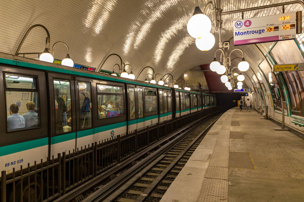 Trem parado na Estação Montrouge do metrô de Paris