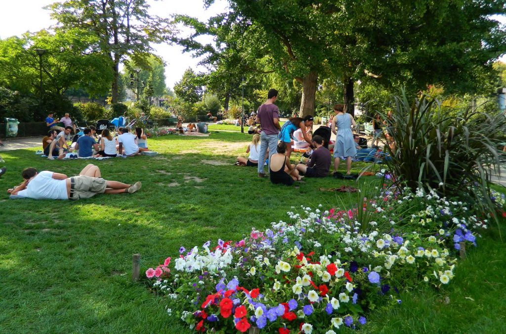 Pessoas fazem piquenique no gramado da Square du Vert-Galant