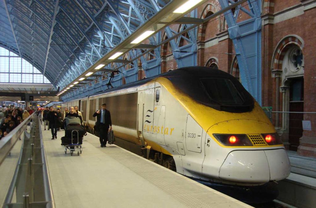 Viajantes embarcam no trem Eurostar, na Estação de St Pancreas International