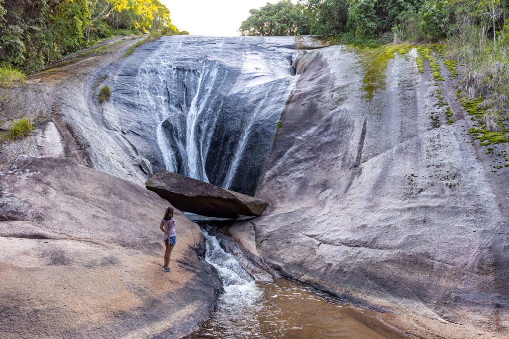 Mulher admira a segunda queda da Cachoeira da Bunda, em Treze de Maio