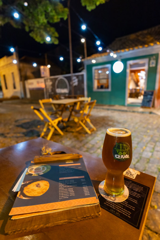 Copo cheio de cerveja em mesa da Cervejaria Seival, no centro histórico