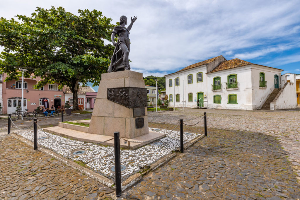 Estátua de Anita Garibaldi em frente ao museu do mesmo nome