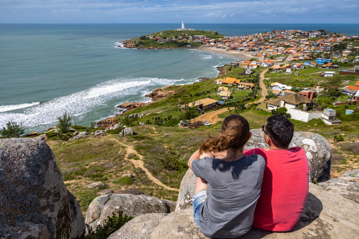 Casal admira a vista do Farol de Santa Marta desde o Morro do Céu
