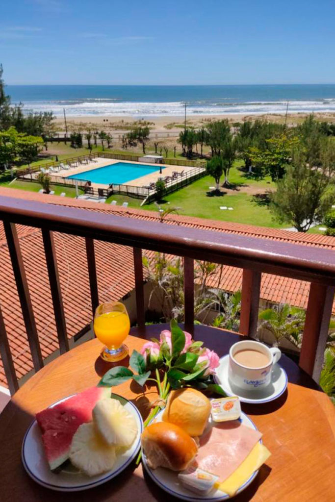 Café da manhã servido na varanda de hotel com vista para a Praia do Mar Grosso
