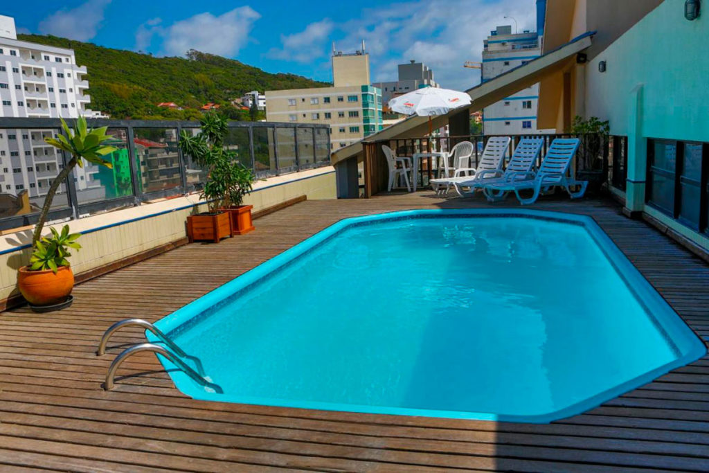 Piscina no terraço de hotel em Laguna