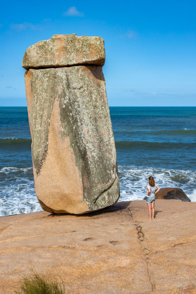 Mulher admira a Pedra do Frade, na Praia do Gi