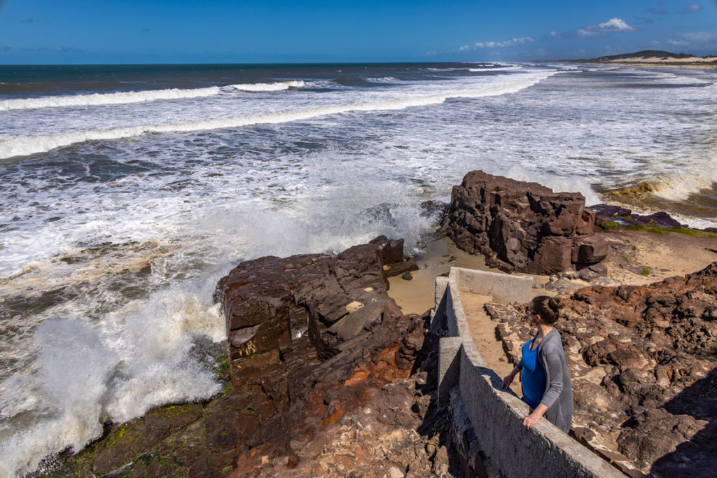 Mulher admira vista desde uma das escadarias do Parque da Guarita, em Torres