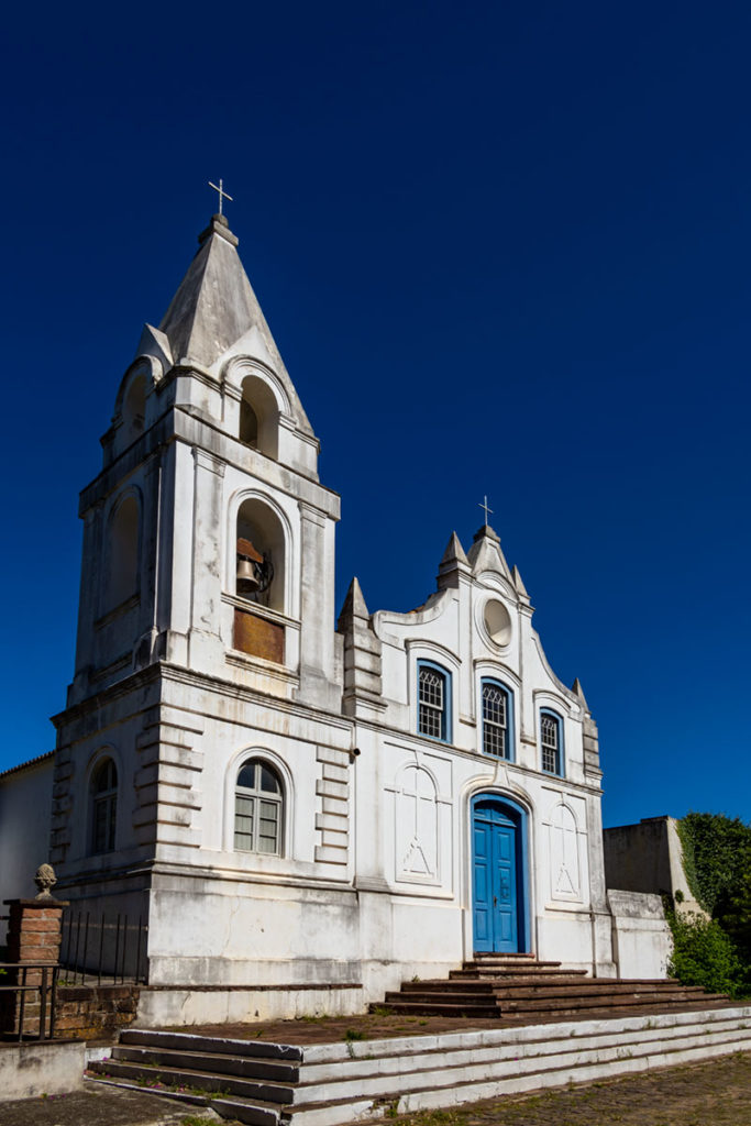 Fachada caiada de branco da histórica Igreja de Santo Domingo