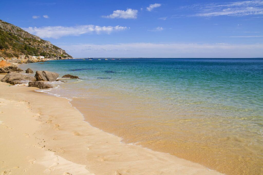 Mar azul na beira da praia de Galapinhos