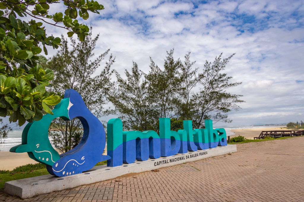 Letreiro com o nome de Imbituba no calçadão da Praia da Vila