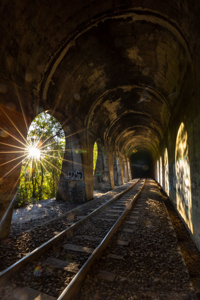 Sol ilumina 'janelas' do túnel do Viaduto 13