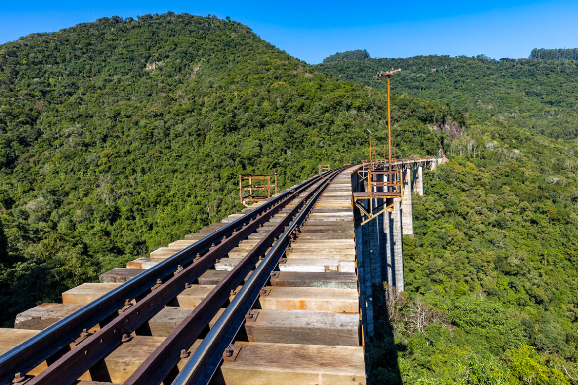 Como visitar a Ferrovia do Trigo (RS) – guia completo com mapa! Viaduto vazado 11 faz parte da Ferrovia do Trigo