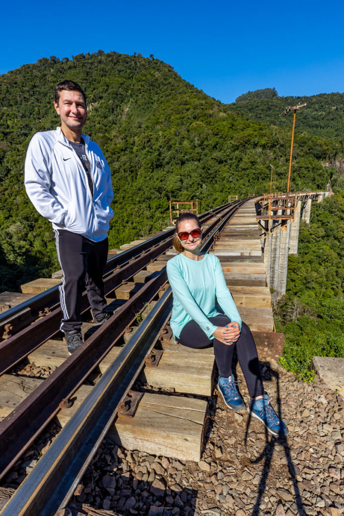 Casal posa para foto no Viaduto 11 da Ferrovia do Trigo